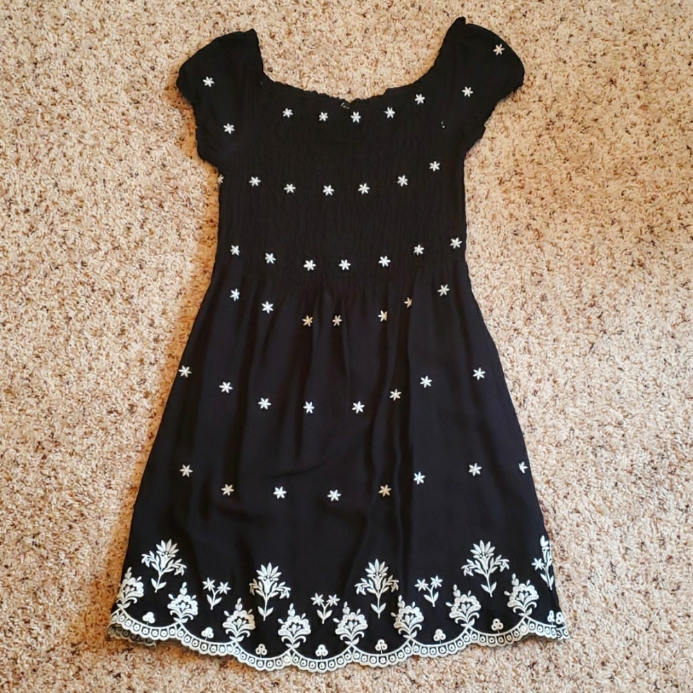 Black/white embroidered dress